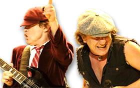 Brian Johnson degli ACDC indossa il ciondolo della collana e Angus Young nella sua uniforme da scolaro
