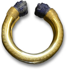 Bracciale achemenide con finali in lapislazzuli