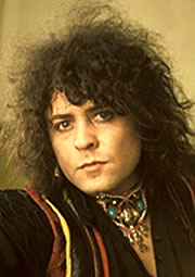Marc Bolan indossa un'elaborata collana di pietre preziose