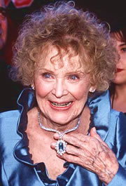 Gloria Stuart indossa la collana di diamanti blu Harry Winston