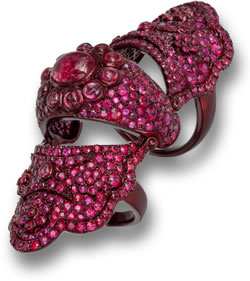 Anello Knuckle con gemma rossa di Lydia Courteille dalla collezione Scarlet Empress