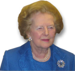 Baronessa Thatcher in perle e una spilla di pietre preziose