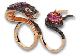 Anello a due dita "Temptation of Eve" con diamante nero e rubino di Stephen Webster