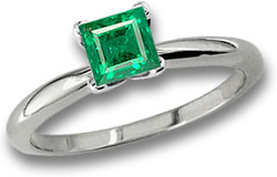 Anello solitario in platino con smeraldo quadrato