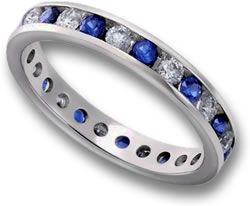 Anello dell'eternità con zaffiro blu incastonato e diamanti