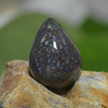 Opale a forma di pera in Matrix Cabochon