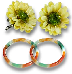 Orecchini floreali in stile mod e braccialetti di giada multicolore