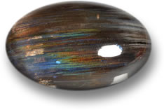 Cabochon in Scapolite arcobaleno sotto luce incandescente