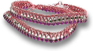 Cavigliere in oro rosa, ametista e topazio bianco