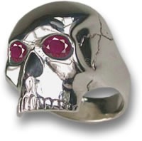 Anello in argento con teschio con occhi di rubino