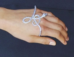Bracciale con palmo in pietra preziosa bianca con motivo serpente
