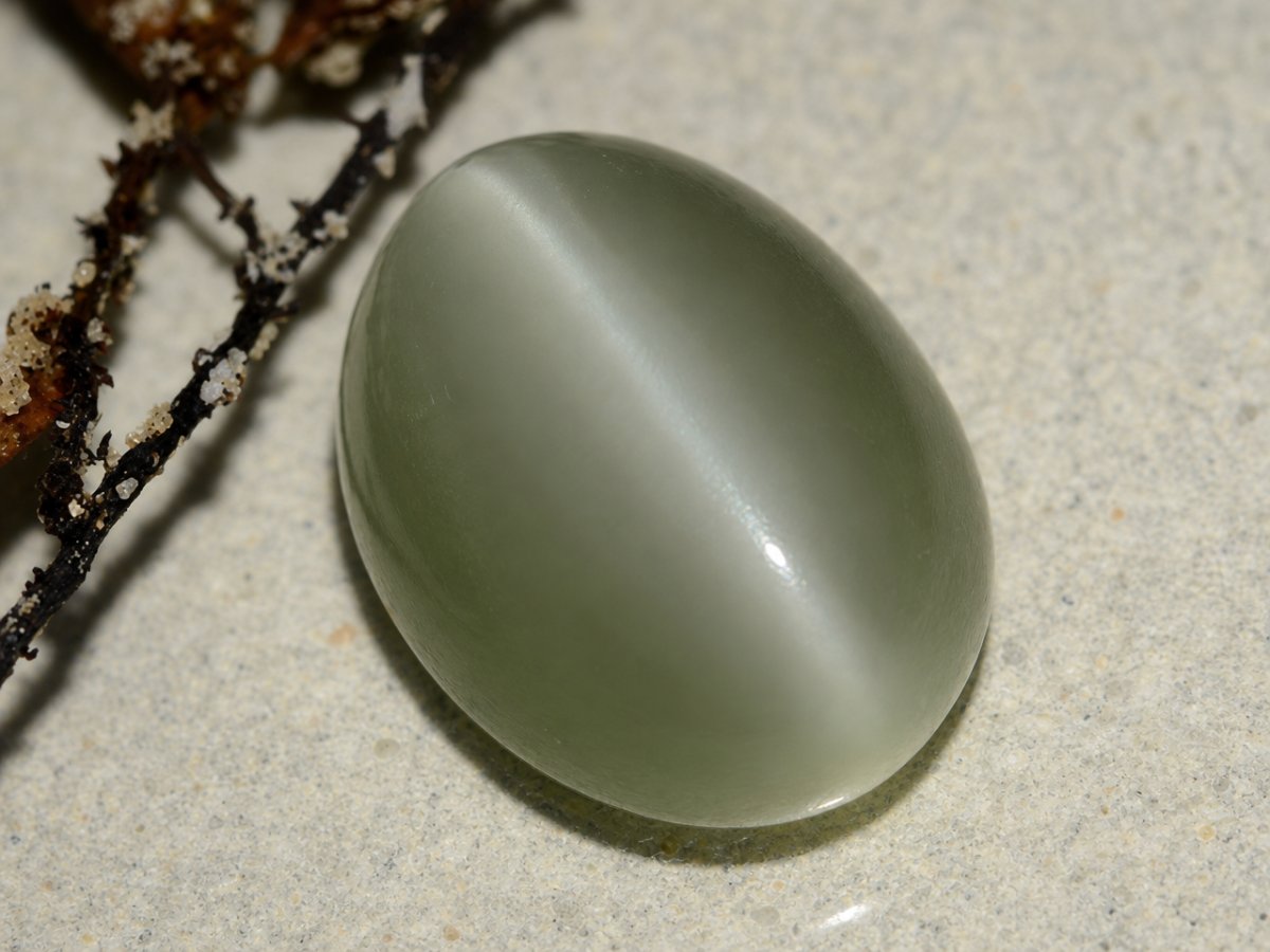 Vista ravvicinata di gemme naturali di actinolite occhio di gatto