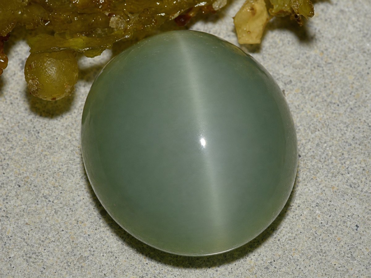 Vista ravvicinata di gemme naturali di actinolite occhio di gatto