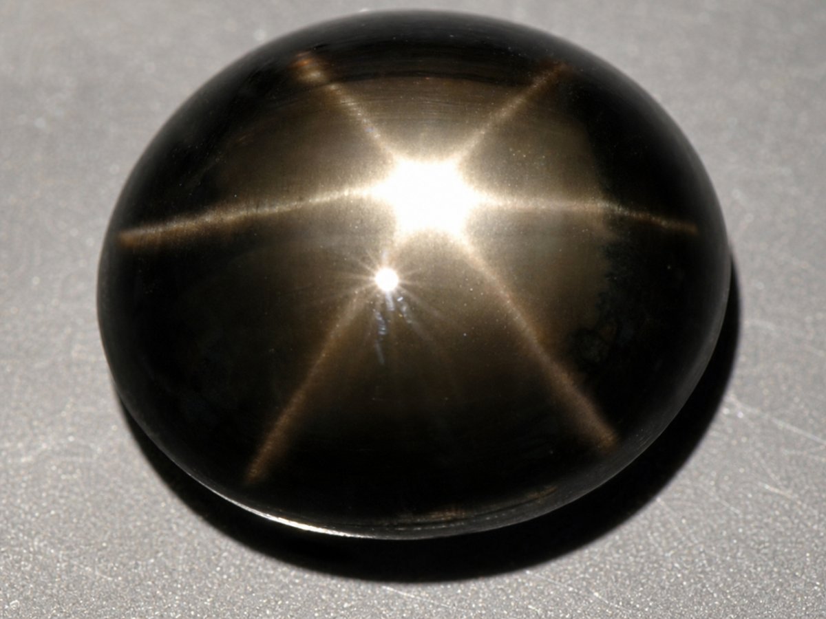 Vista ravvicinata di gemme naturali di zaffiro stellato nero