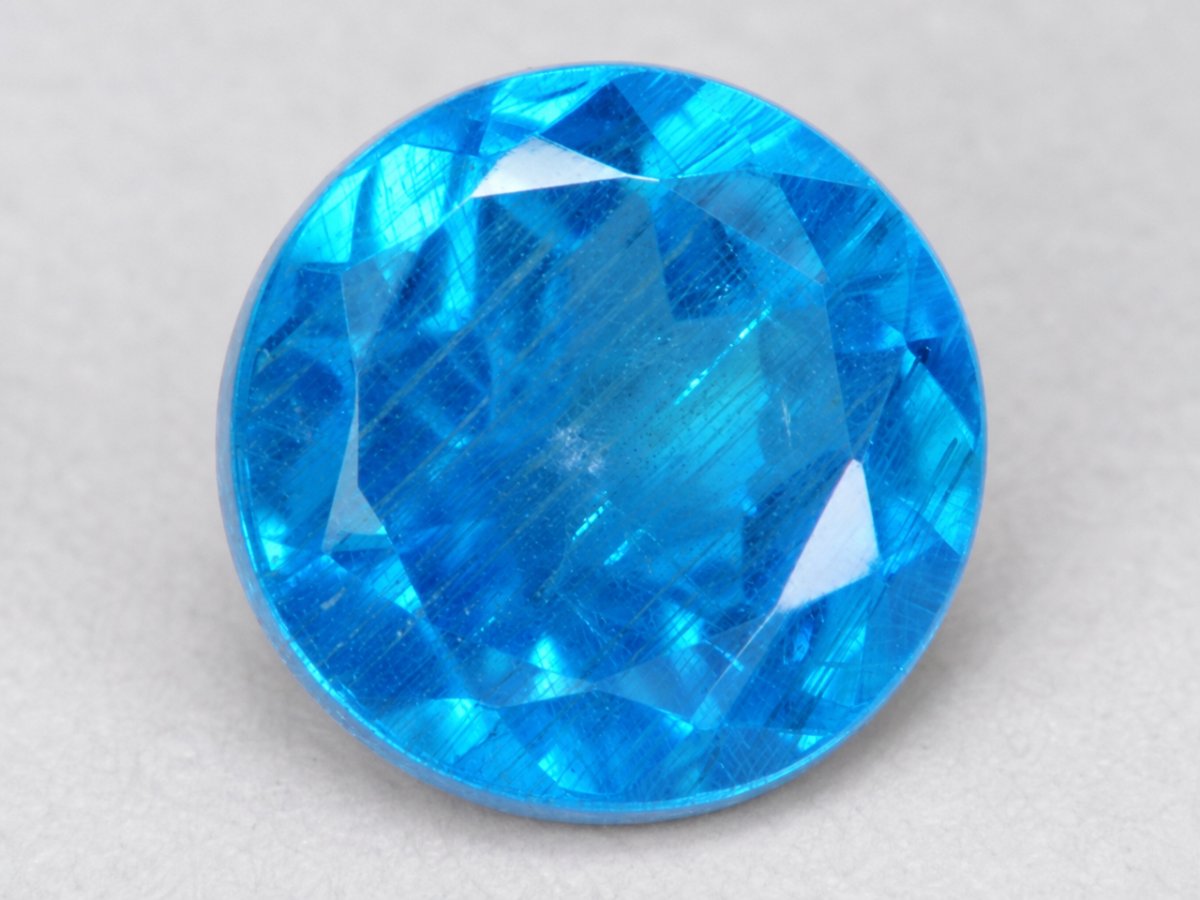 Vista ravvicinata di gemme naturali di apatite blu