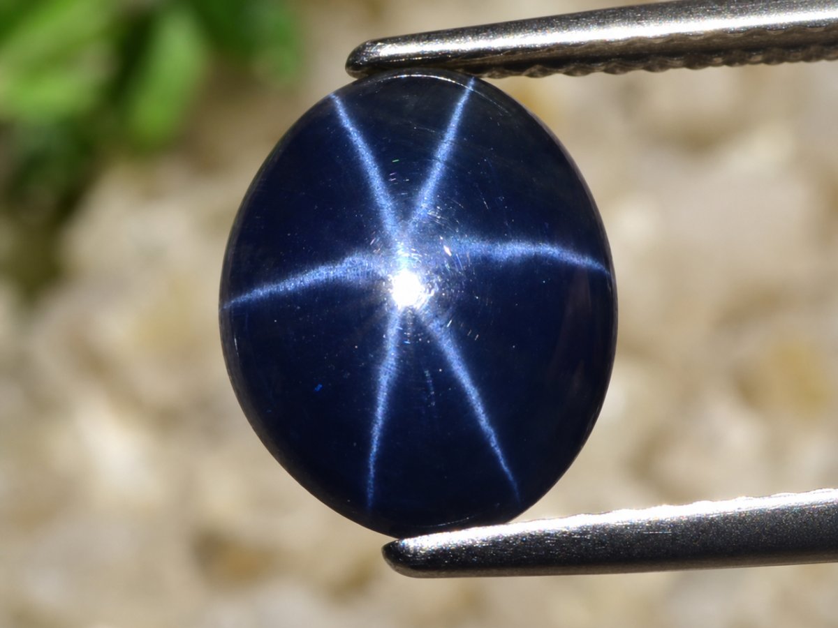 Vista ravvicinata di gemme naturali di zaffiro stellato blu
