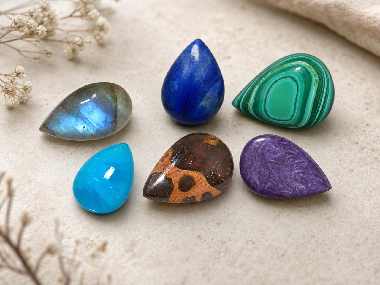 Gemme cabochon a forma di goccia, sciolte, in vari colori naturali.