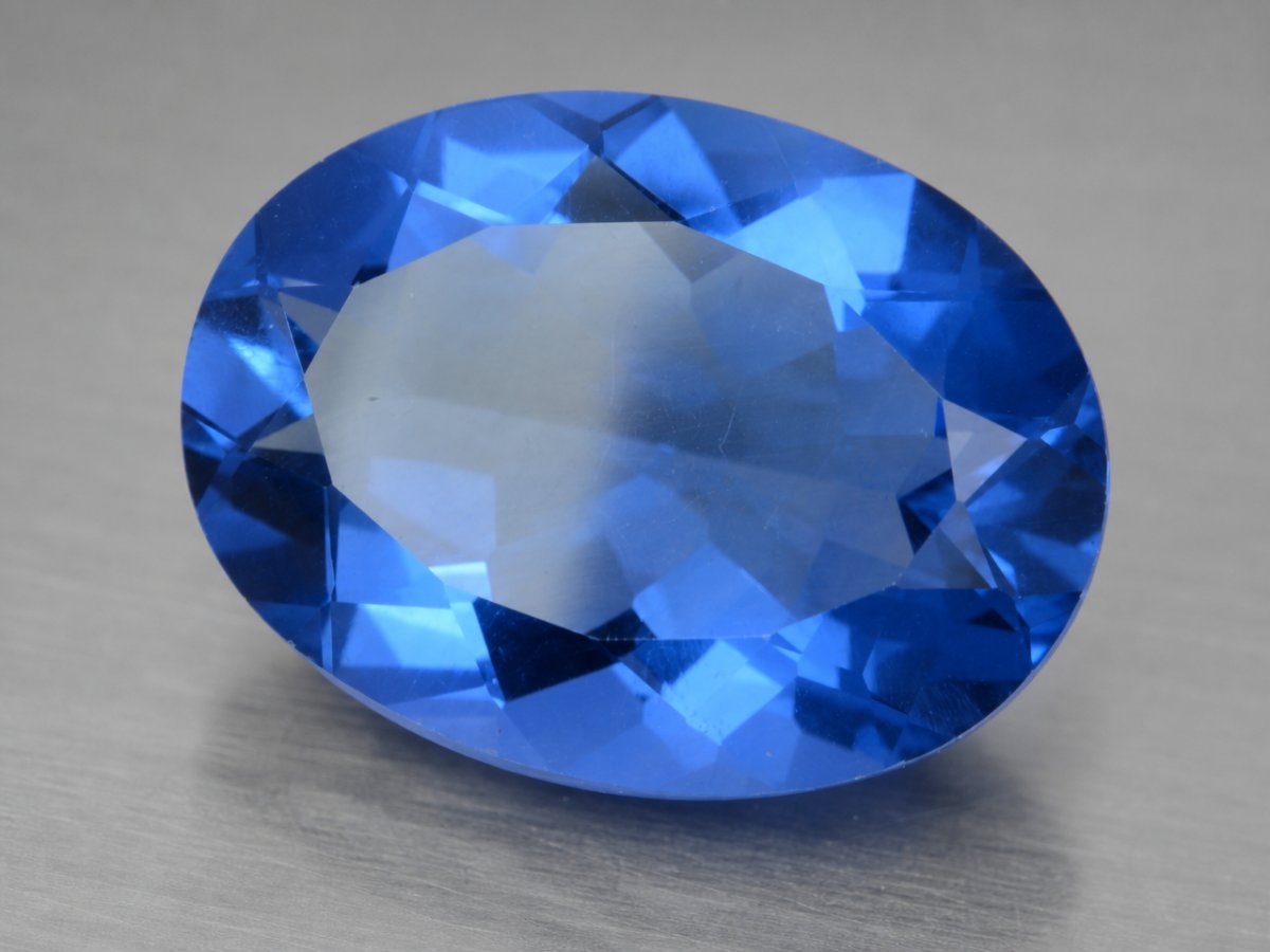 Vista ravvicinata di gemme naturali di fluorite che cambia colore.