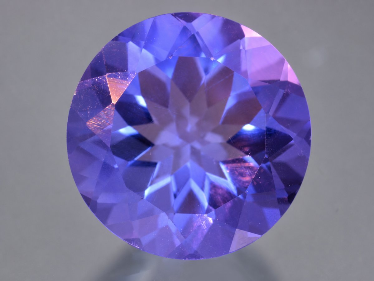 Vista ravvicinata di gemme naturali di fluorite che cambia colore.
