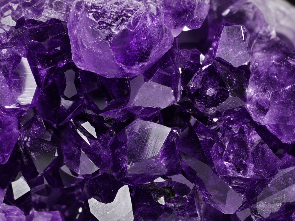 Vista ravvicinata di gemme naturali di ametista drusa
