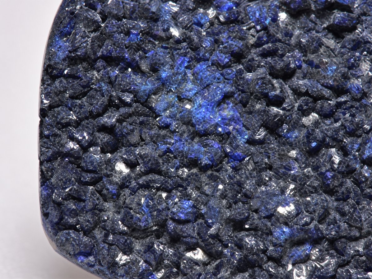 Vista ravvicinata di gemme naturali di azzurrite druzy