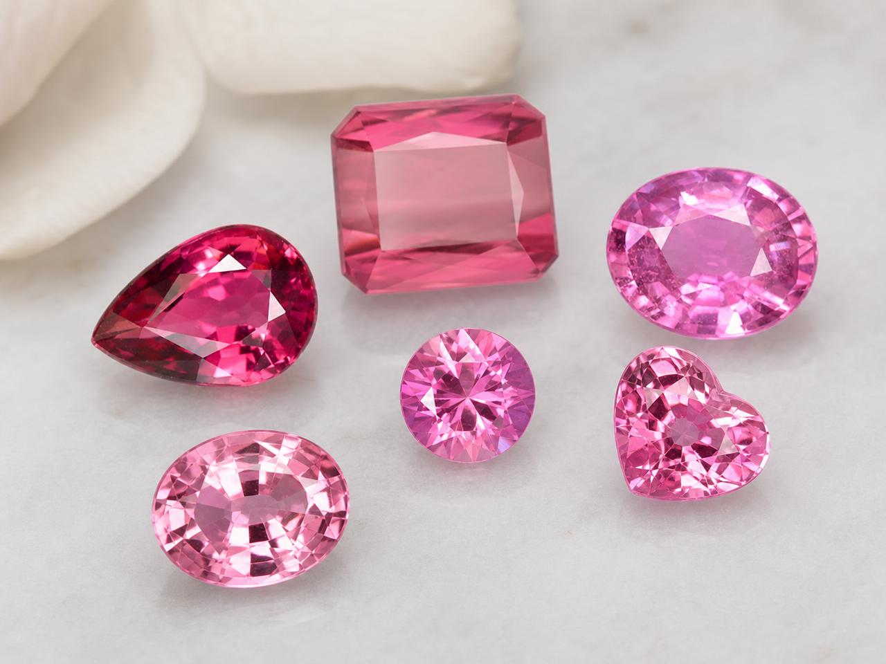 Pietre preziose rosa sciolte e resistenti, in varie forme di gioielli
