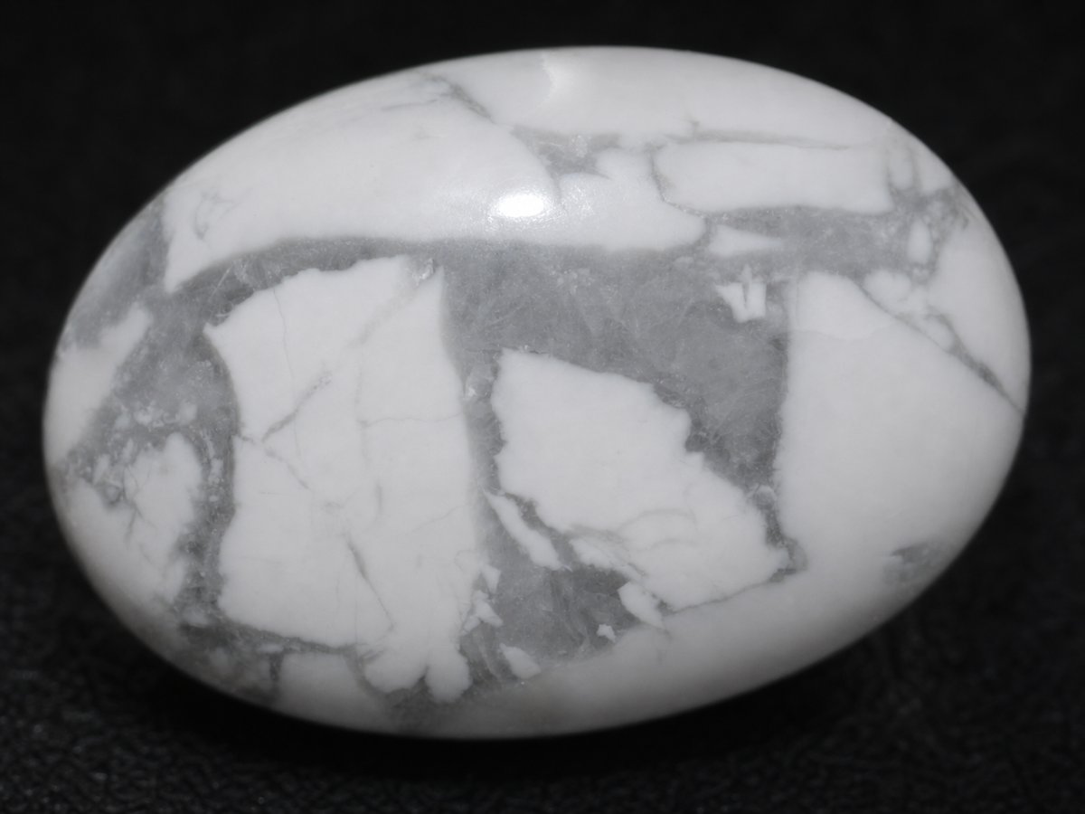 Vista ravvicinata di pietre preziose di howlite naturale