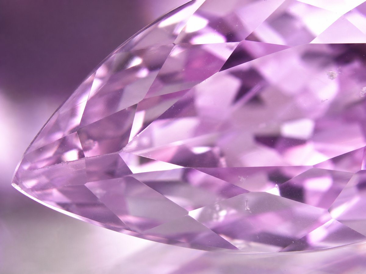 Vista ravvicinata di gemme di kunzite naturale
