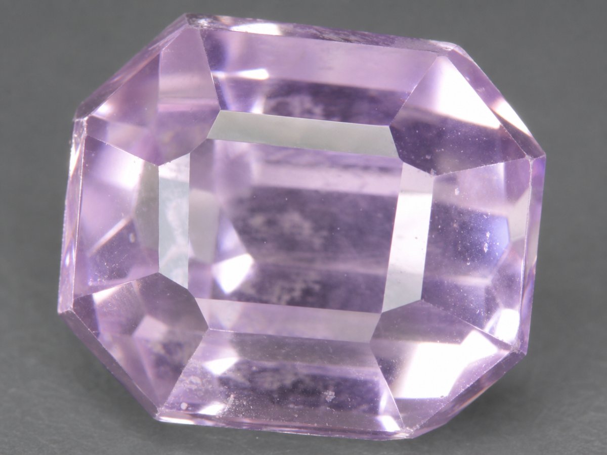 Vista ravvicinata di gemme di kunzite naturale