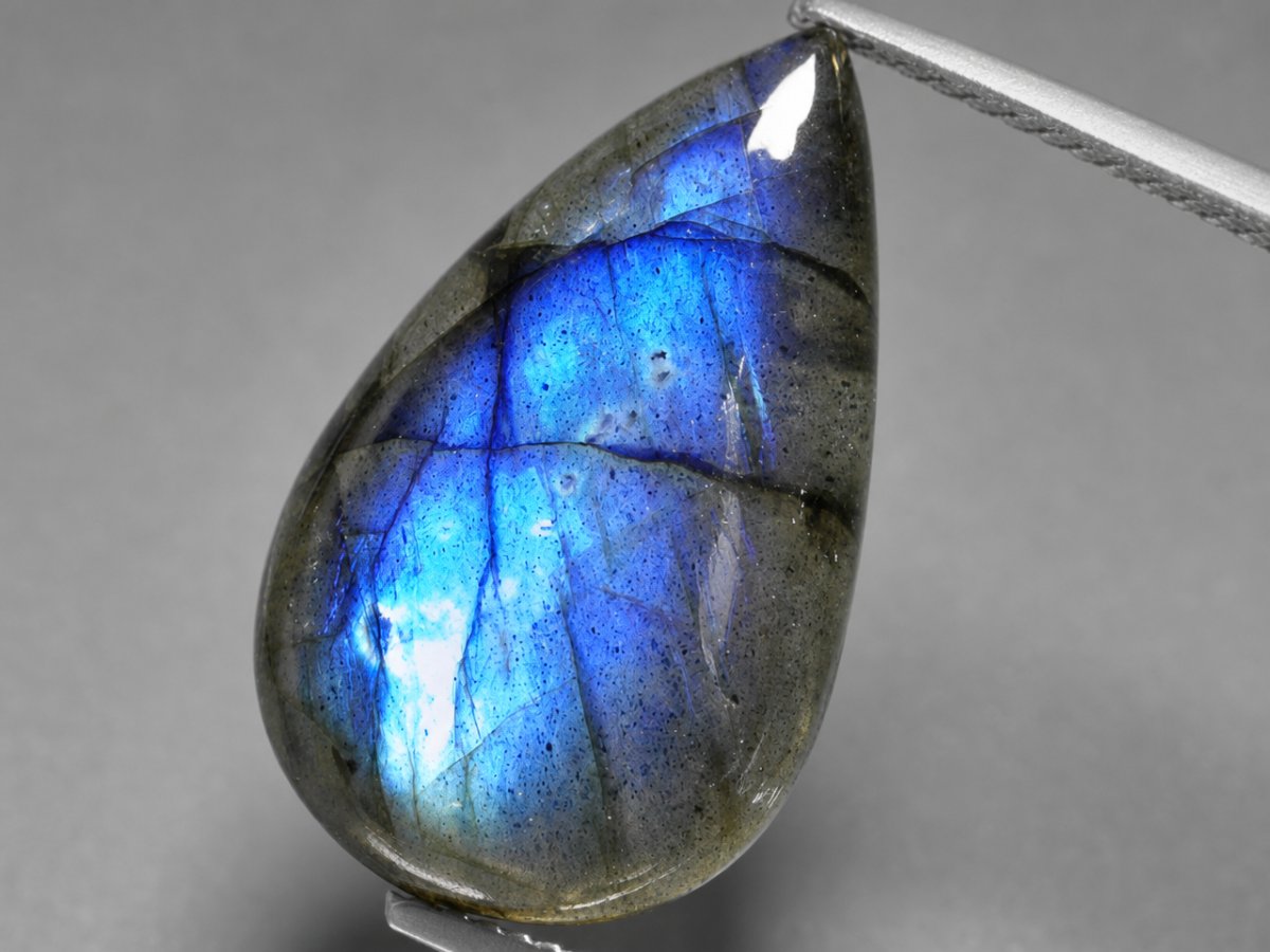 Vista ravvicinata di pietre preziose naturali di labradorite