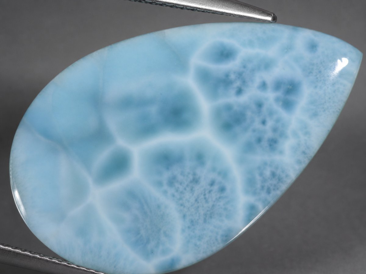 Vista ravvicinata di gemme naturali di larimar