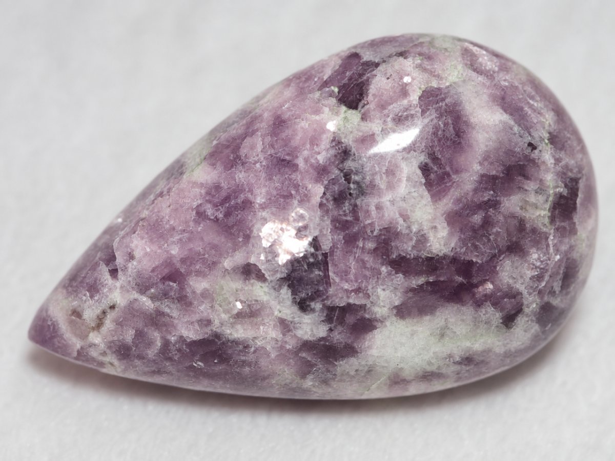 Vista ravvicinata di gemme naturali di lepidolite