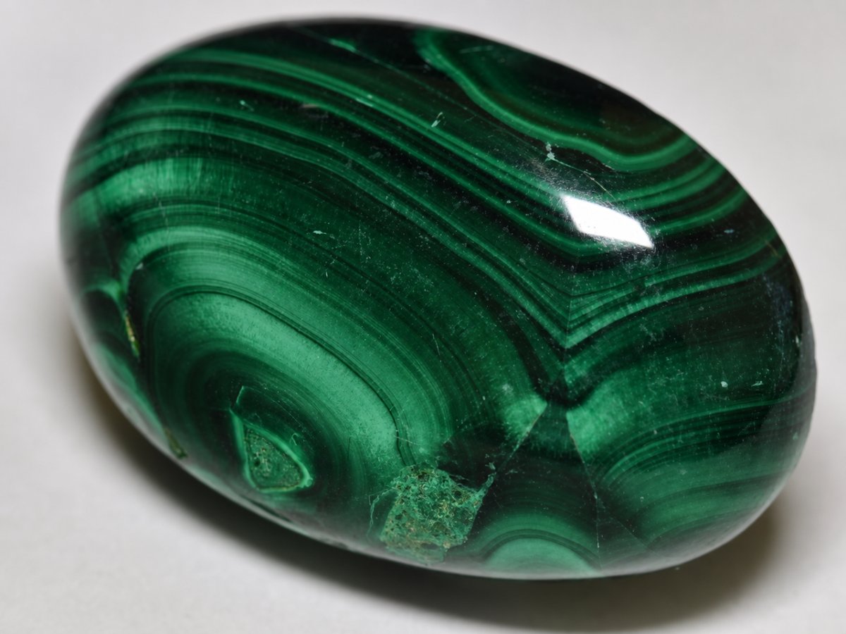 Vista ravvicinata di gemme di malachite naturale