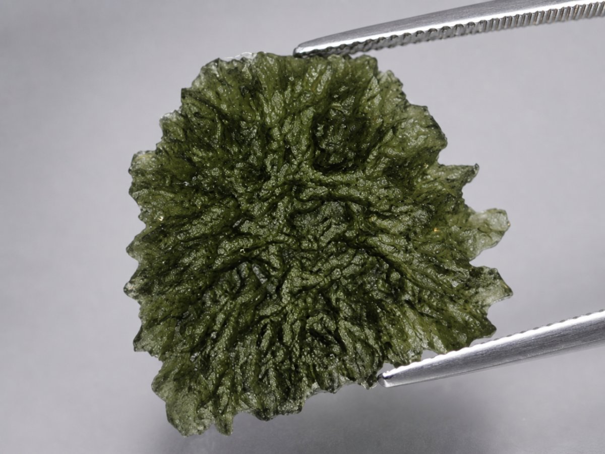 Vista ravvicinata di gemme naturali di moldavite