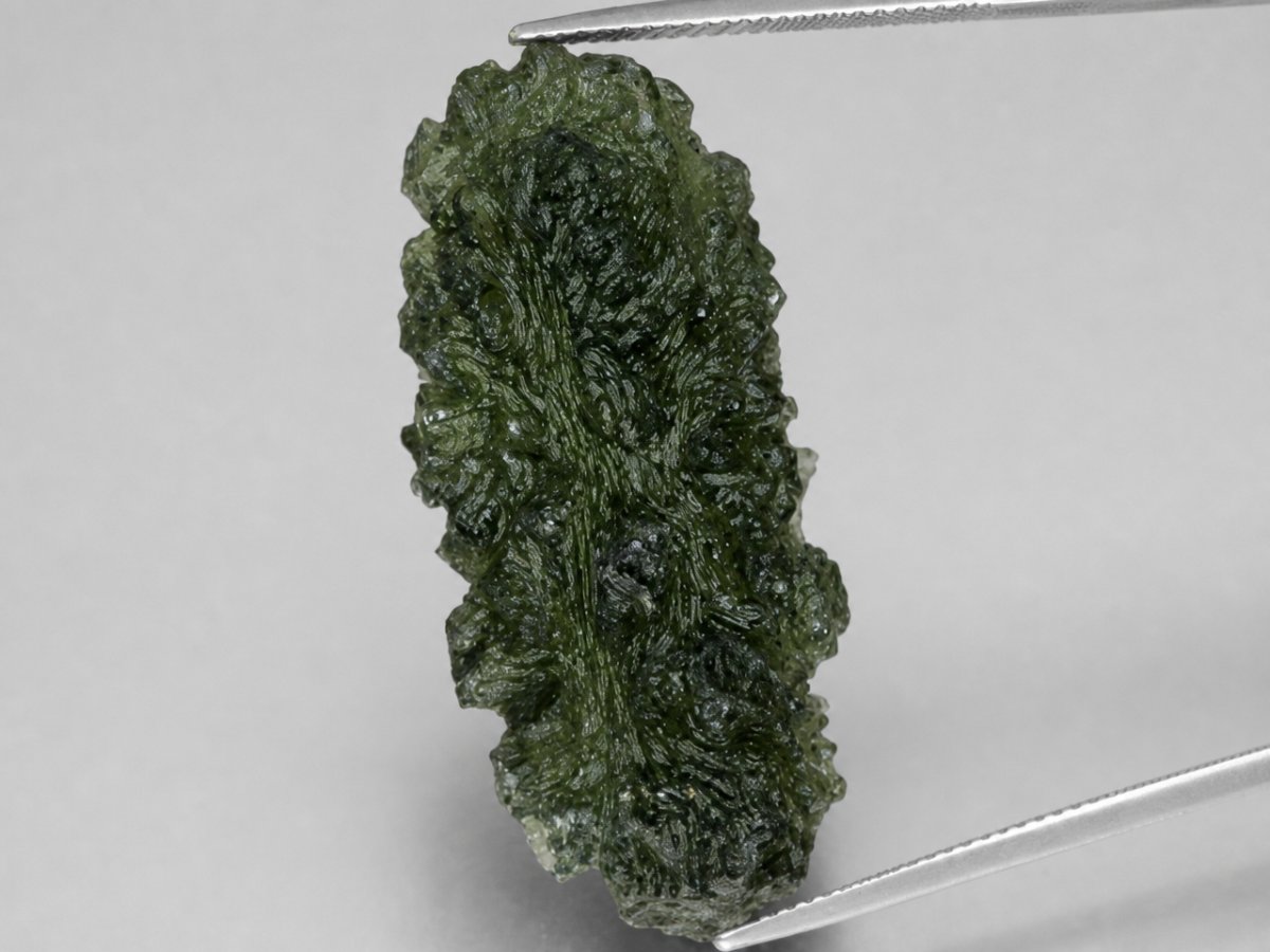 Vista ravvicinata di gemme naturali di moldavite