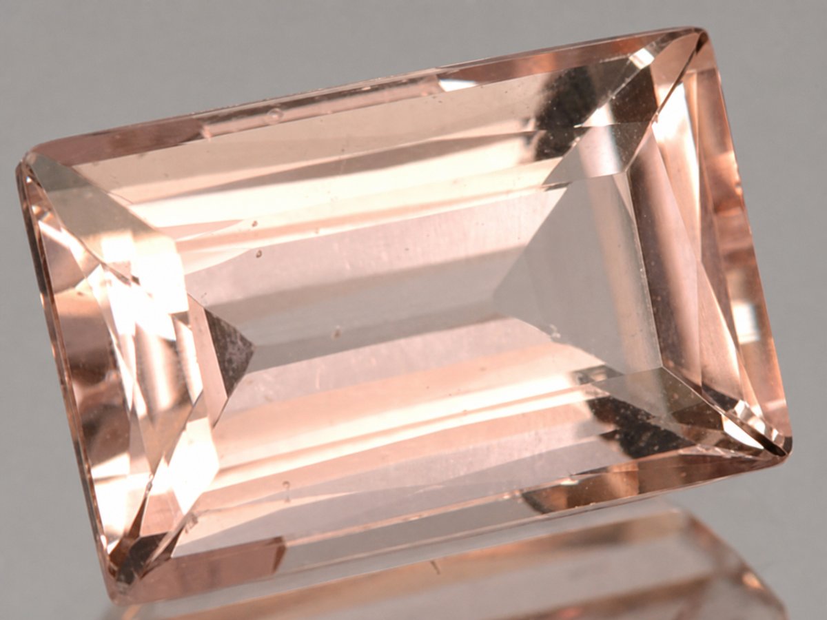 Vista ravvicinata di gemme di morganite naturale