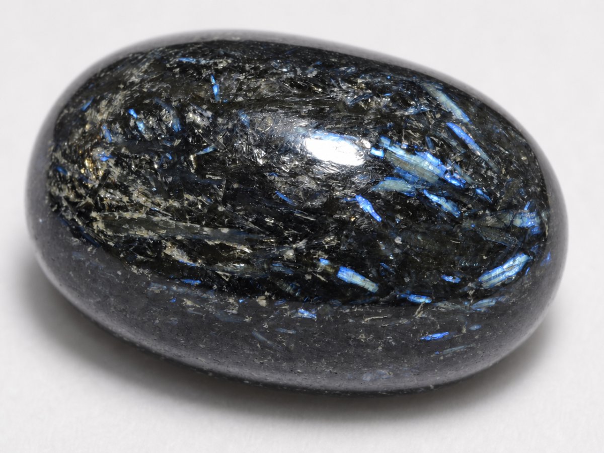 Vista ravvicinata di gemme naturali di nuummite