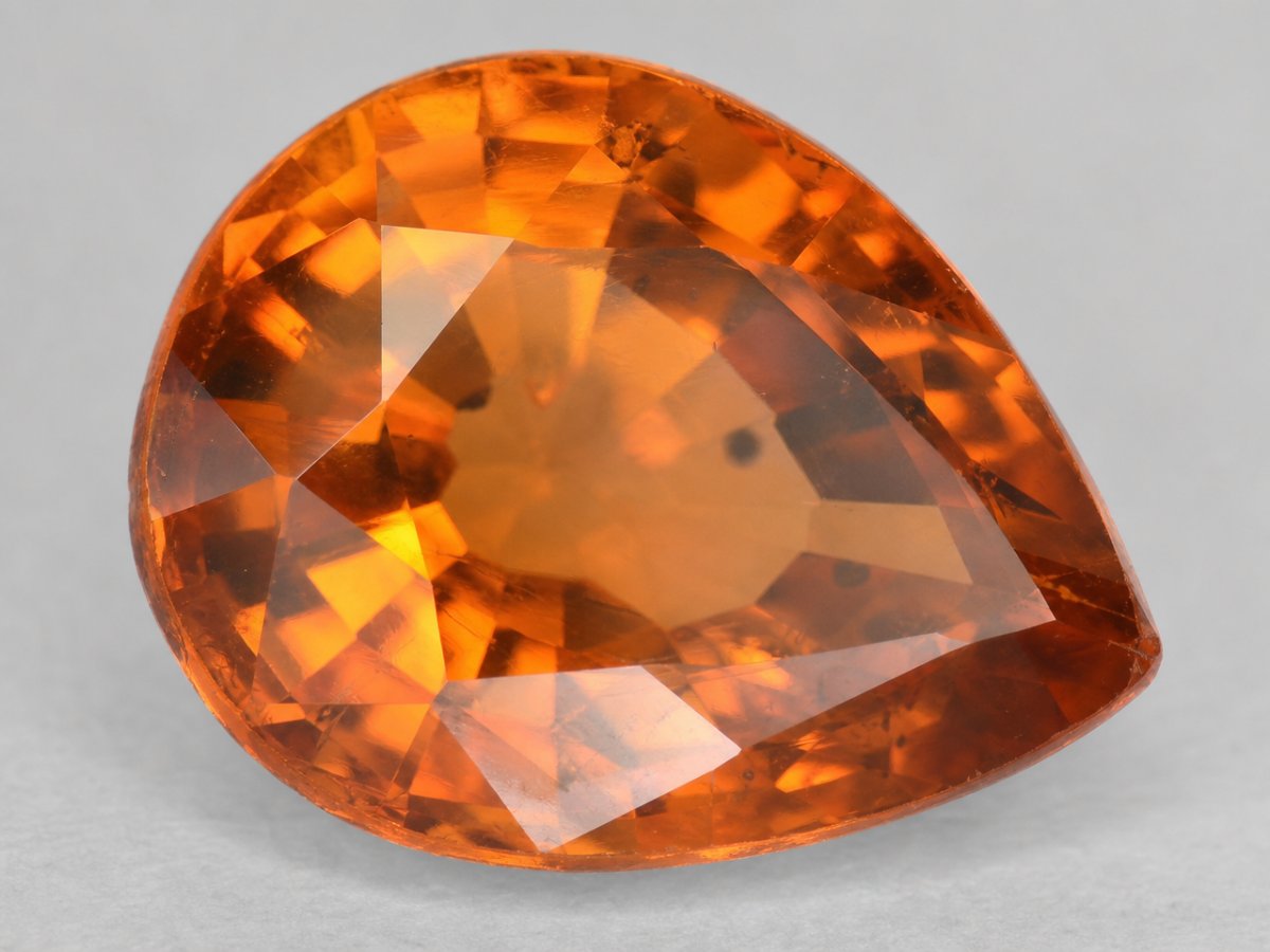 Vista ravvicinata di gemme di zaffiro arancione naturale