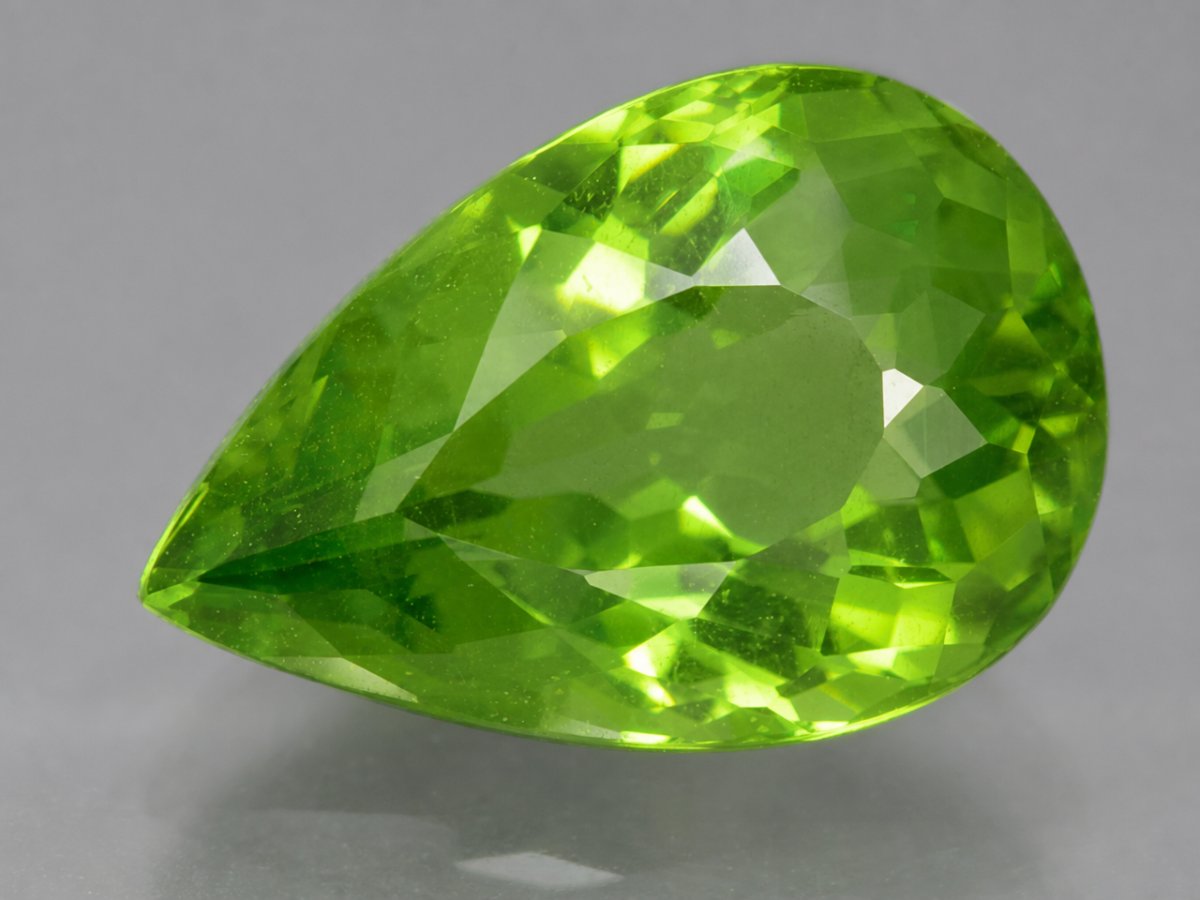 Vista ravvicinata di gemme di peridoto naturale