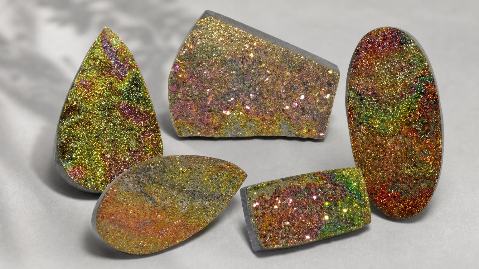 Guida all'acquisto di gemme di pirite arcobaleno naturale
