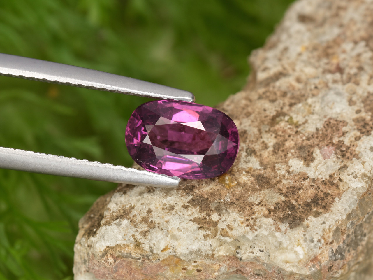 Pietra preziosa rara del granato rodolite