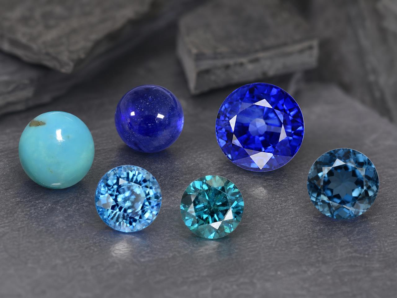 Selezione di gemme blu rotonde sfuse in diverse tonalità