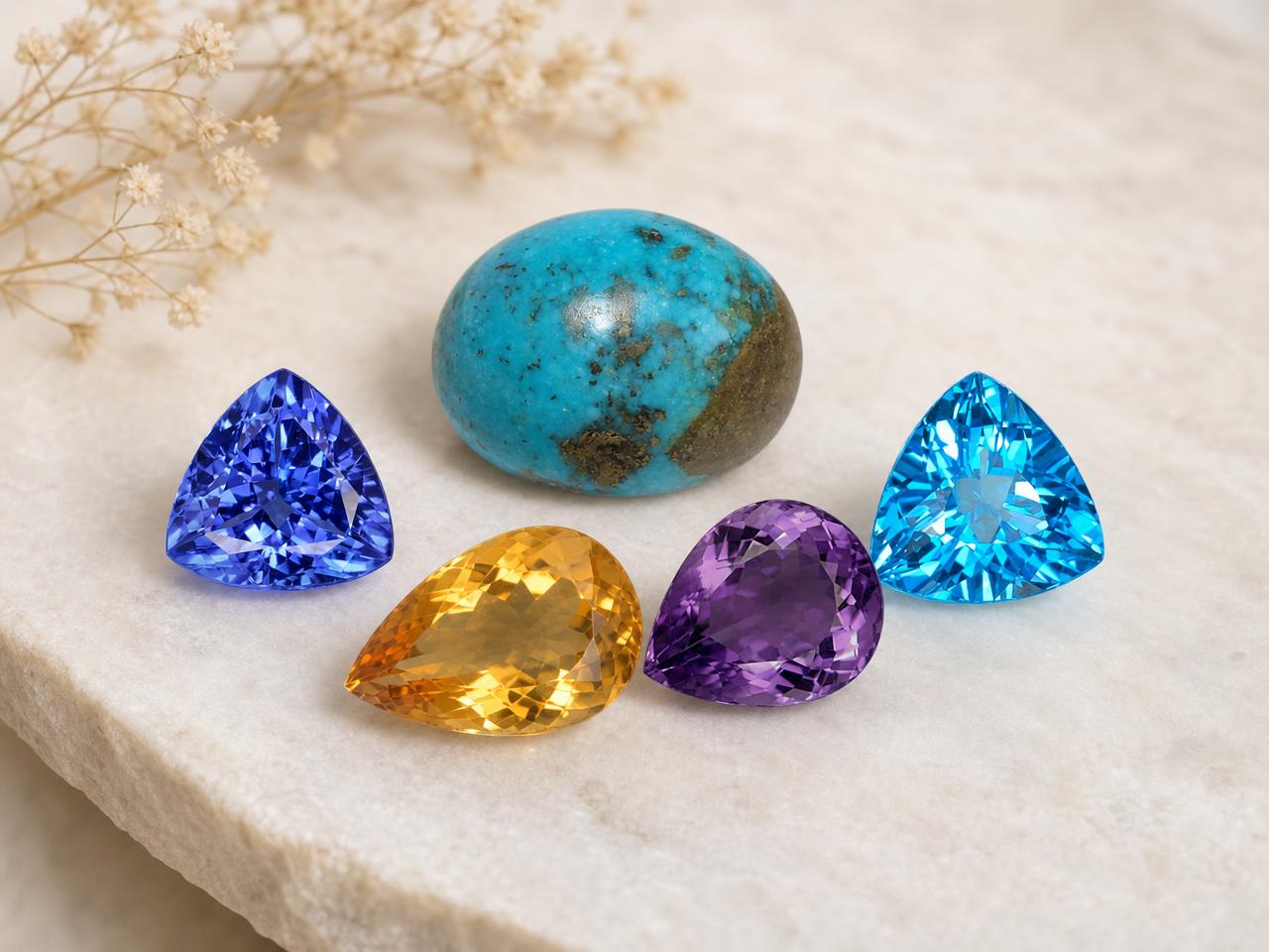 Pietre portafortuna sfuse del segno del Sagittario, nei colori blu, turchese e oro.