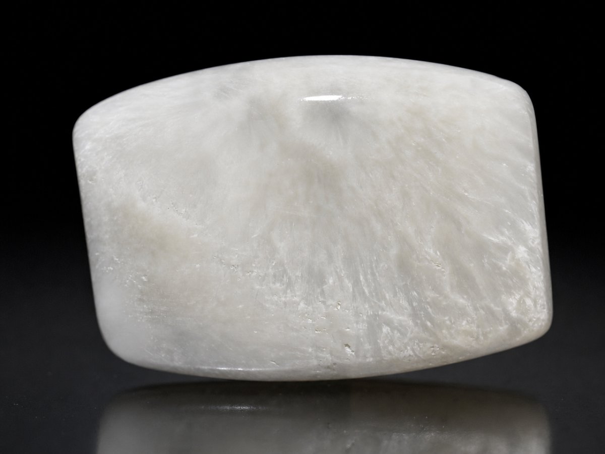 Vista ravvicinata di pietre preziose di scolecite naturale