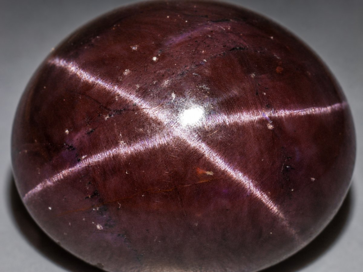 Vista ravvicinata di gemme naturali di granato stellato