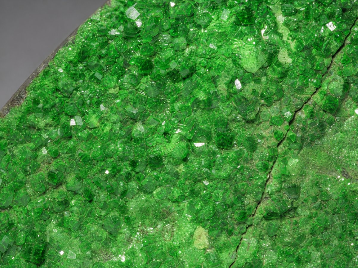 Vista ravvicinata di druse di granato uvarovite naturali.