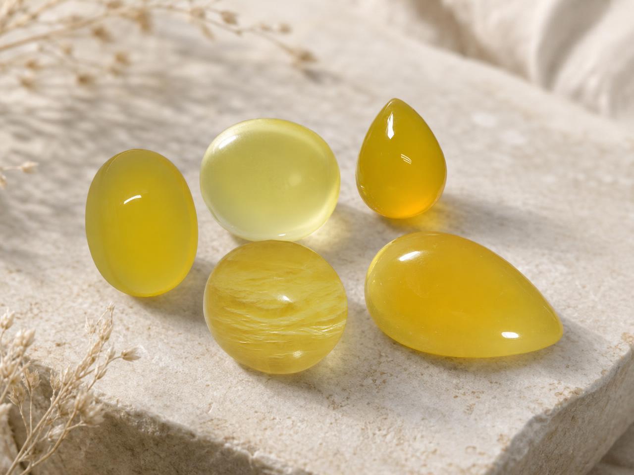 Assortimento di cabochon gialli sciolti in calde tonalità dorate