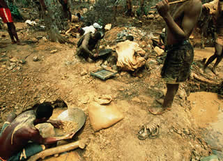 Miniere di zaffiri tradizionali in Madagascar