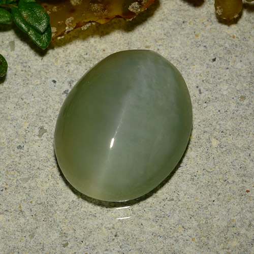 Actinolite cat's eye naturale verde da 4,86 ct, taglio ovale, traslucido