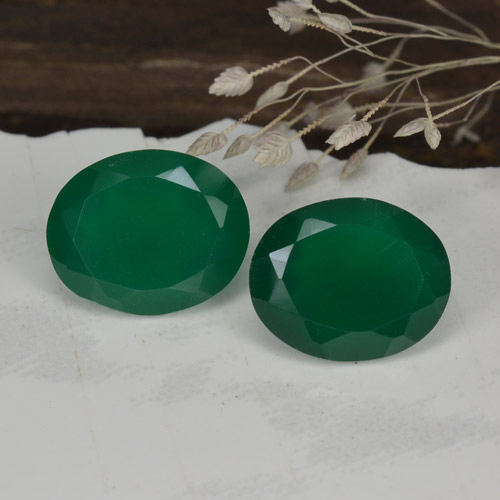 Agata naturale verde da 6,74 ct, taglio ovale, traslucido